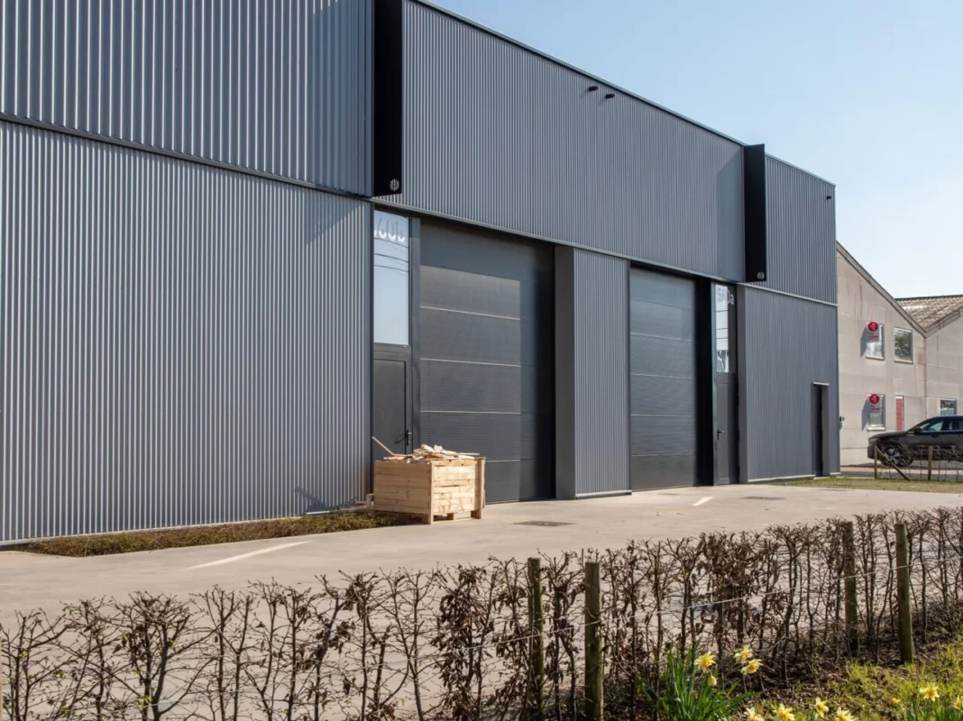 Gevel van Park Beverna met groene haag