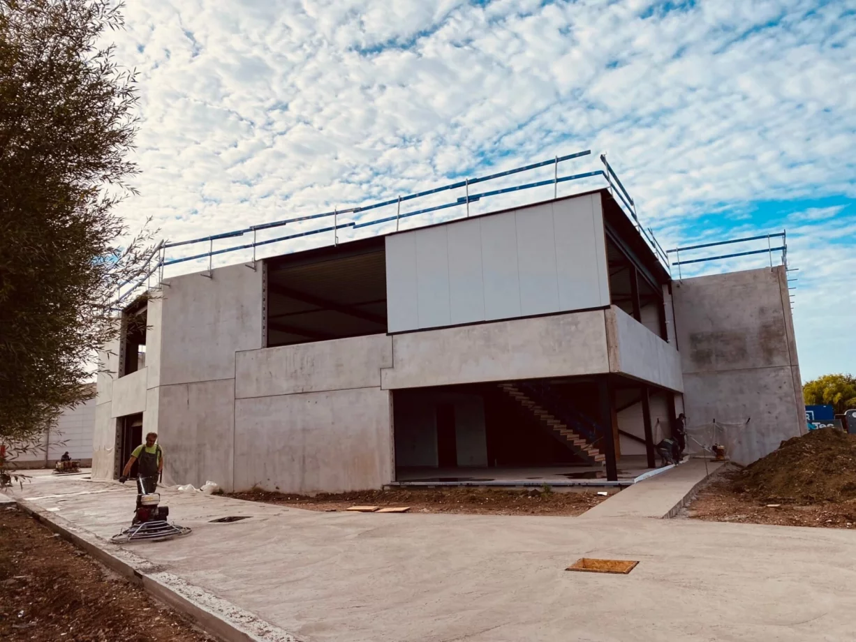 Ruwbouw van het kantoorvolume in Park Beverna