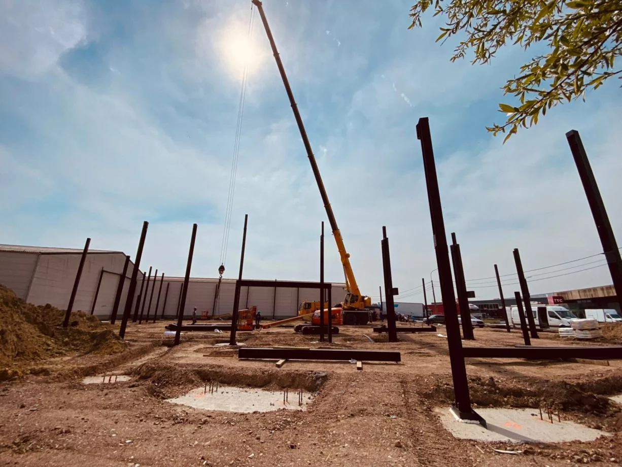 Montage van de staalstructuur in Park Beverna