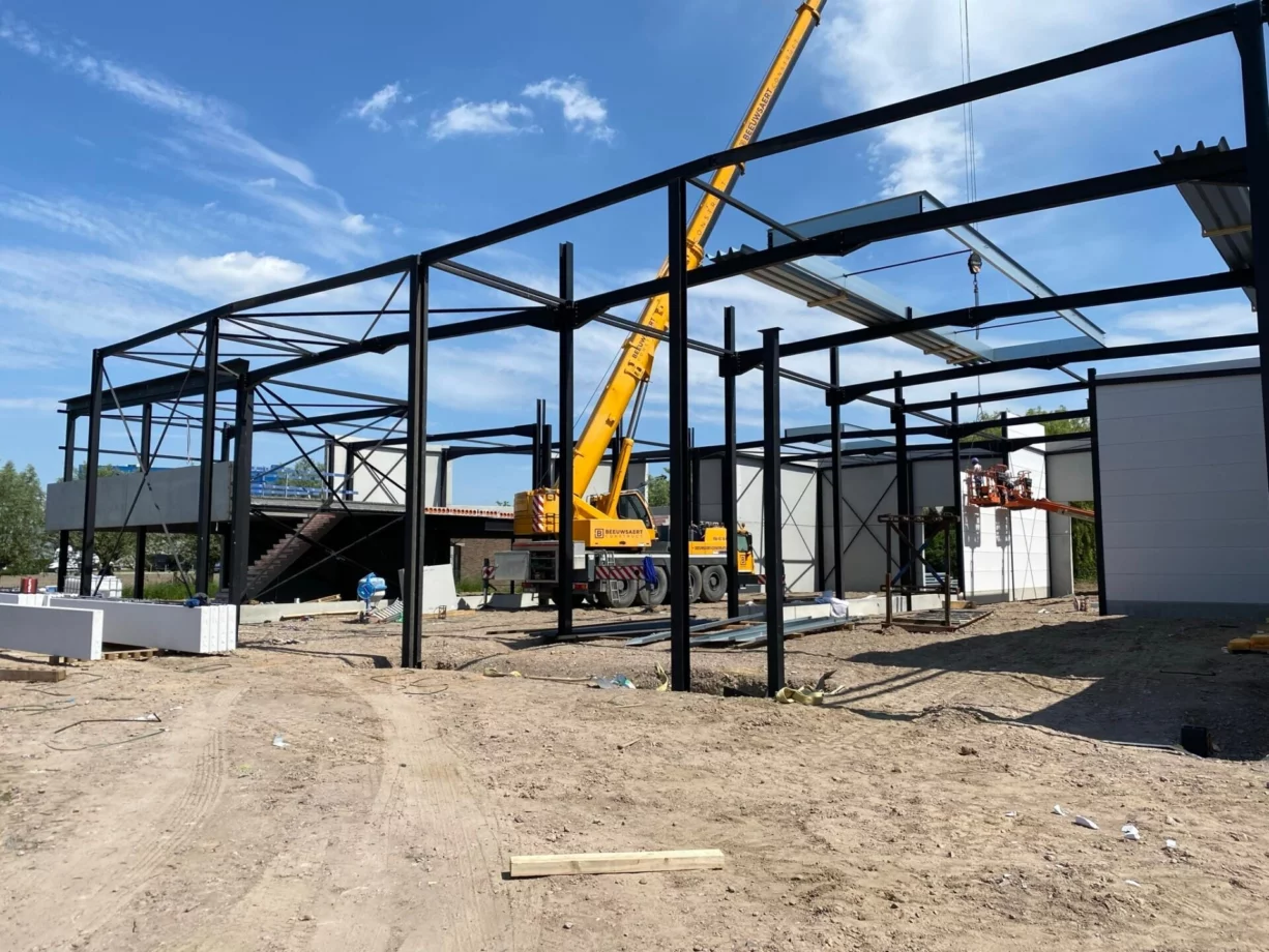 Staalstructuur van Park Beverna in opbouw