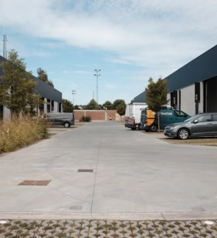 Straat tussen de kmo-units van Park Apart