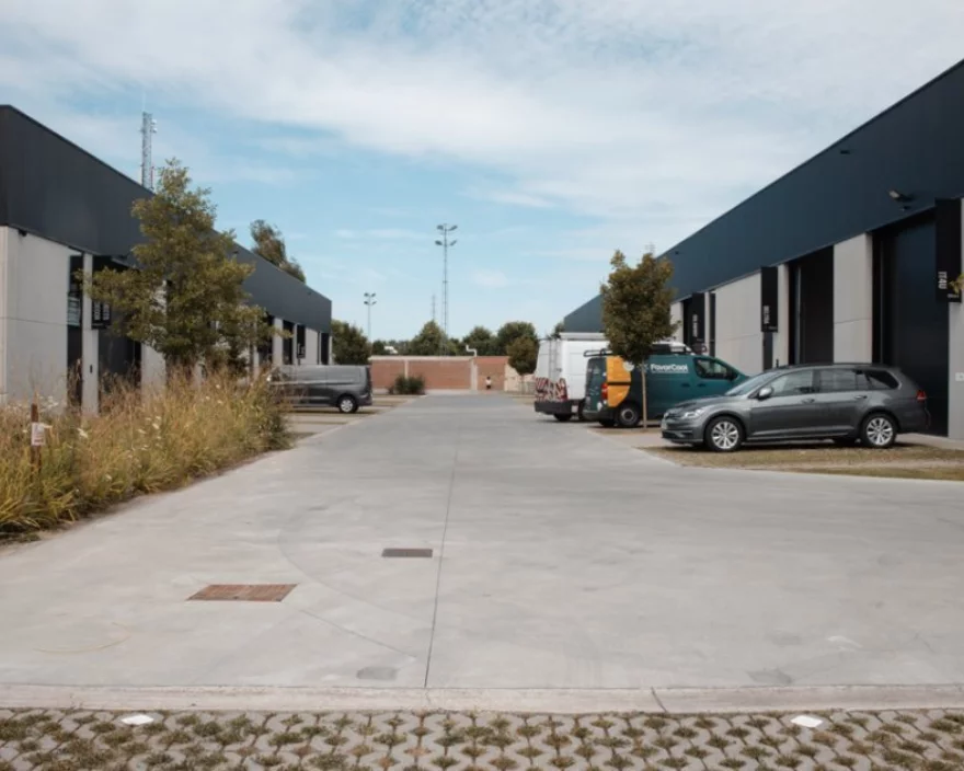 Straat tussen de kmo-units van Park Apart